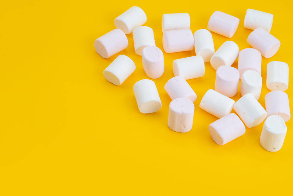 marshmallow berwarna putih dengan background warna kuning